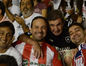 Torcedor do Sergipe leva o pai botafoguense para despedida do Batistão (Foto: João Áquila / GLOBOESPORTE.COM) Torcedor do Sergipe leva o pai botafoguense para despedida do Batistão (Foto: João Áquila / GLOBOESPORTE.COM)