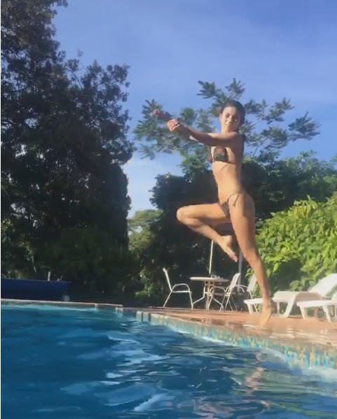 Paula Fernandes se diverte em piscina (Foto: Reprodução/Instagram)