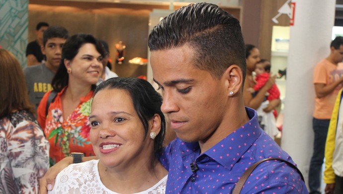 Wendell Lira e a mãe Maria Edileuza (Foto: Fernando Vasconcelos / GloboEsporte.com)