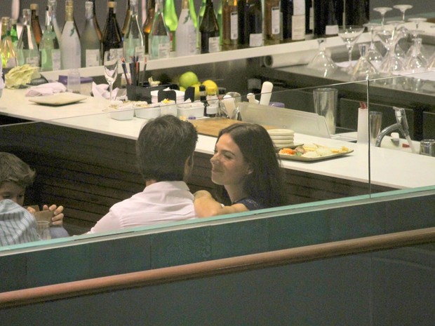 Isis Valverde e o namorado, André Resende, em restaurante na Zona Sul do Rio (Foto: Daniel Delmiro/ Ag. News)