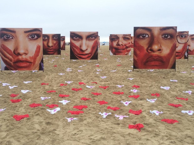 Ato contra estupros estende calcinhas na areia de Copacabana (Foto: Matheus Rodrigues / G1)