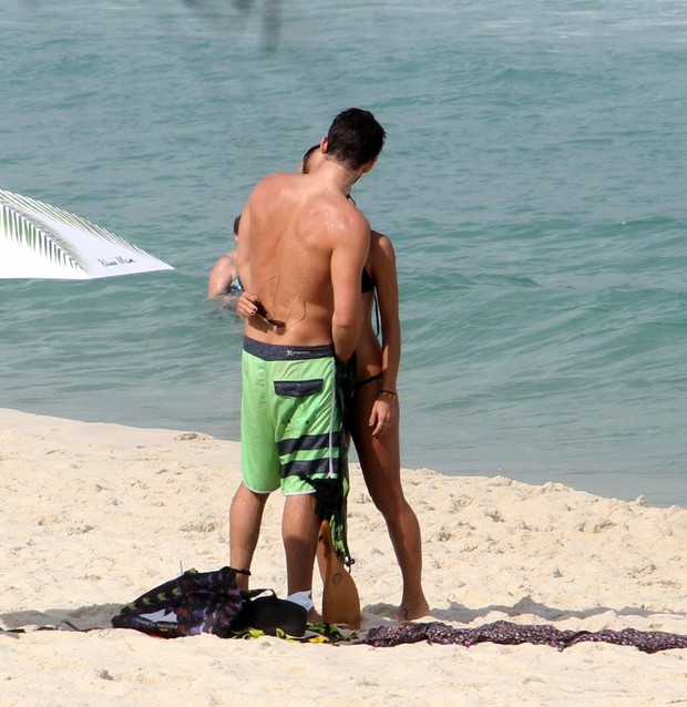 Fernanda de Freitas foi a praia da Barra da Tujuca com o namorado (Foto: Marcus Pavão/Agnews)