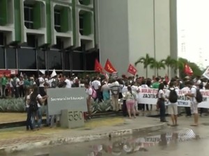 Mobilização dos professores das universidades estaduais em frente à Secretaria de Educação, em Salvador. (Foto: Imagens/ TV Bahia)