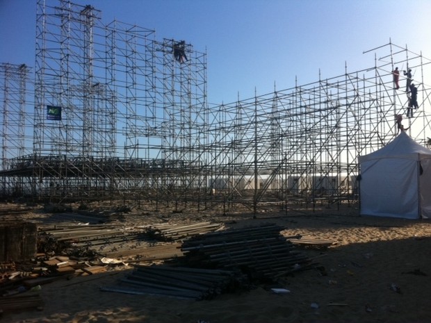 Palco começa a ser montado em Copacabana (Foto: Foto: Isabela Marinho)