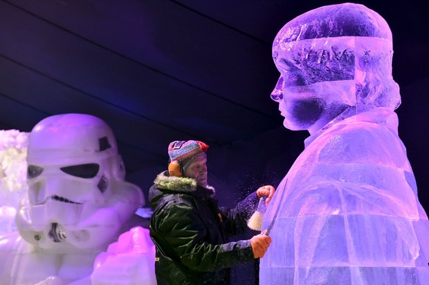 Artista tcheco Jiri Genzer trabalha em escultura de Luke Skywalker (Foto: Eric Vidal/Reuters)