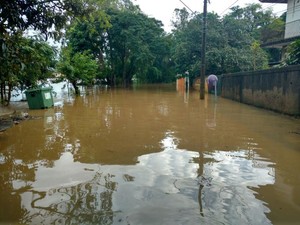 Ruas ficaram alagadas após chuva em Salto (Foto: Fernando Bellon/TV TEM)