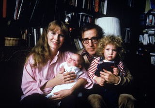 Mia Farrow com o filho Satchel no colo e Woody Allen e Dylan no colo (Foto: Getty Images/Agência)