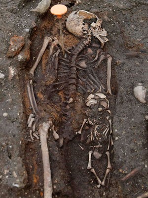 Esqueletos de uma mulher e uma criança são encontrados durante uma escavação em Londres, na Inglaterra. Arqueólogos estimam ter 3 mil esqueletos no local, que era utilizado para enterrar pacientes do Bedlam, o primeiro hospital psiquiátrico do mundo (Foto: Suzanne Plunkett/Reuters)