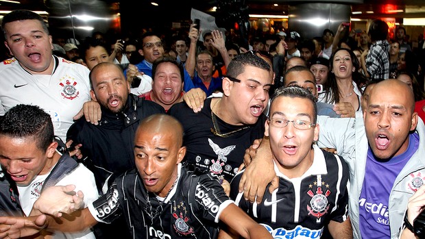 torcida do Corinthians no desembarque (Foto: Ag. Estado)
