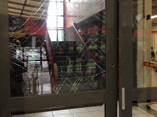 Porta foi quebrada pelo estudante que chegou atrasado (Foto: Daiane Baú/G1)
