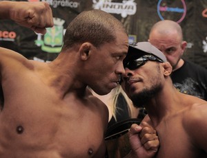 Encarada Marcos Babuíno João Paulo Rodrigues Circuito Talent de MMA 7 (Foto: Rodrigo Villalba/Divulgação) Encarada Marcos Babuíno João Paulo Rodrigues Circuito Talent de MMA 7 (Foto: Rodrigo Villalba/Divulgação)