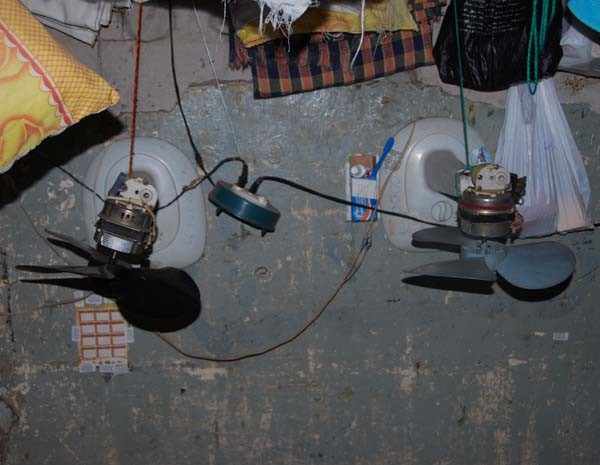 Instalações elétricas são precárias e improvisadas pelos próprios detentos. (Foto: Eduardo Júlio)