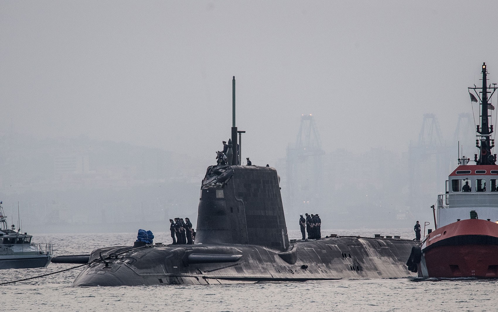 O submarino nuclear britânico HMS Ambush durante parada não programada em Gibraltar, após colidir com navio, na quarta (20) (Foto: DM Parody/AFP)