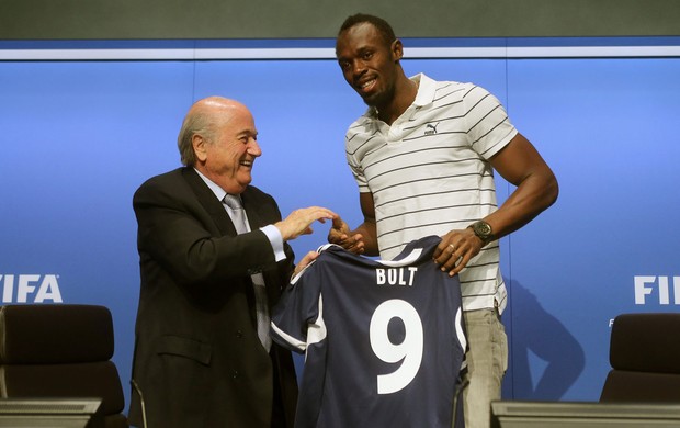 Usain Bolt ao lado do presidente da FIFA Joseph Blatter (Foto: Agência Reuters)