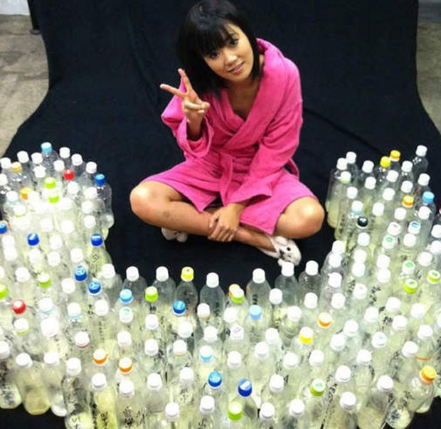 Uta Kohaku com as garrafas de sêmen enviadas por fãs (Foto: Reprodução)
