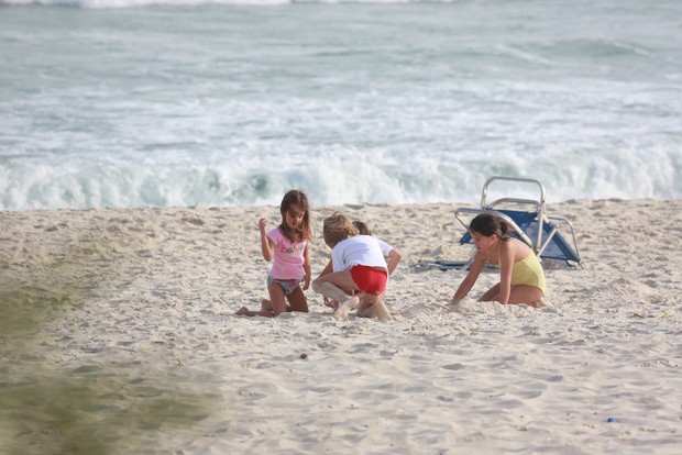 Vanessa Lóes e filhos na praia da Barra da Tijuca, RJ (Foto: Dilson Silva / Agnews)