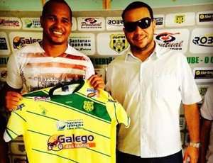 Aloísio Chulapa posa com a camisa do Ipanema (Foto: Reprodução Instagran) Aloísio Chulapa posa com a camisa do Ipanema (Foto: Reprodução Instagran)