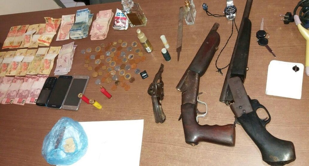 Polícia apreendeu armas, dinheiro e material para embalar drogas (Foto: Divulgação/Polícia Civil)