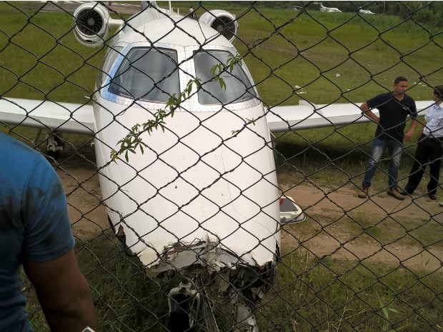 brasil - [Brasil] Avião sai da pista e atinge tela de proteção no aeroporto de Angra, RJ Rj1_aviao_sai_pista_-_alan_freitas_4