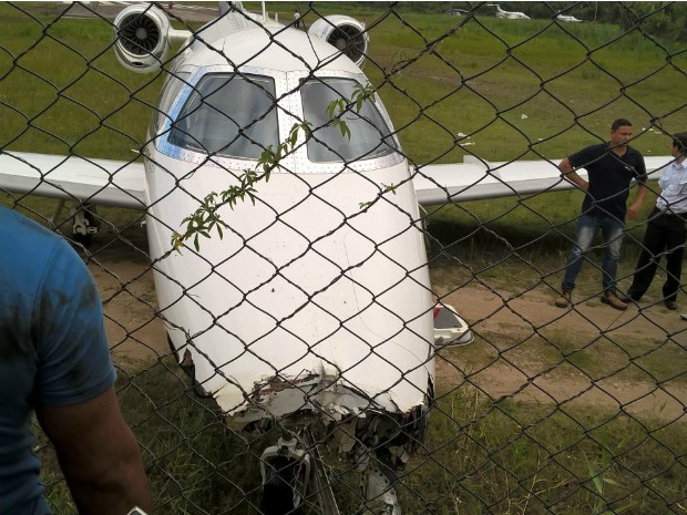 Avião saiu da pista e bateu em grade de proteção (Foto: Alan Freitas/Arquivo Pessoal)