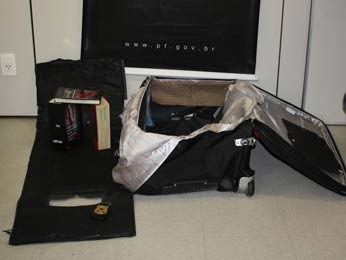 PF acha cocaína em livros e homem é preso no aeroporto de Porto Alegre Mala