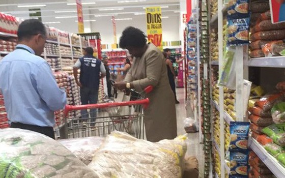 Deputada Benedita da Silva (PT-RJ) em supermercado acompanhada de motorista (Foto: Reprodução)