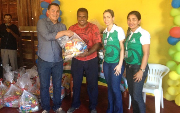 Famílias carentes receberam doações de cestas básicas (Foto: Jorge Abreu/Rede Amazônica)