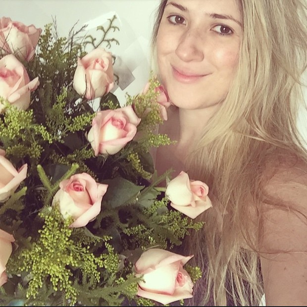 Dani Calabresa recebe flores de Marcelo Adnet (Foto: Instagram)