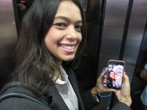 Julina exibe selfie que fez com o papai noel (Foto: Letícia Macedo/ G1)