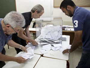 Votos são contados em Atenas neste domingo