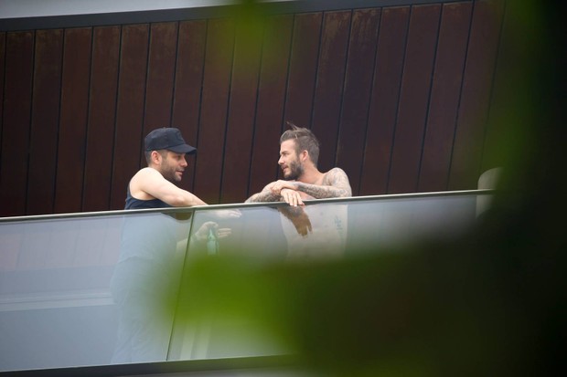 David Beckham na varanda de hotel no RJ (Foto: Gabriel Reis e André Freitas / AgNews)