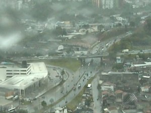 Chuva complica trânsito em regiões de Salvador na manhã desta sexta (Foto: Reprodução / TV Bahia)