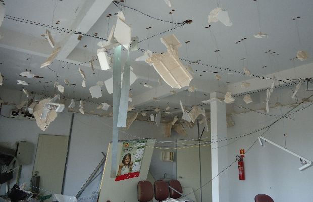 Posto bancário ficou destruído com a explosão do caixa eletrônico, em Heitoraí, Goiás (Foto: Ronaldo Goiano/ Vc no G1)