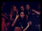 De barriga de fora Selena Gomez posa com fãs 