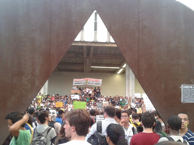 Manifestantes ocupam escadaria da Assembleia Legislativa de Minas Gerais (Foto: Tarcísio Badaró/G1)