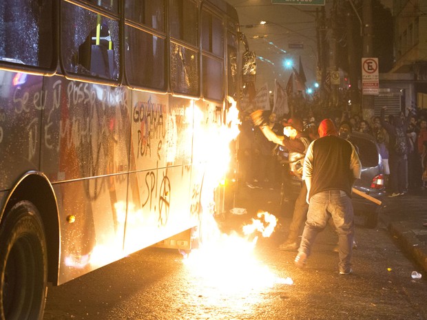 Manifestantes tentam atear fogo em um ônibus no centro de São Paulo. (Foto: Rodrigo Paiva/Estadão Conteúdo)