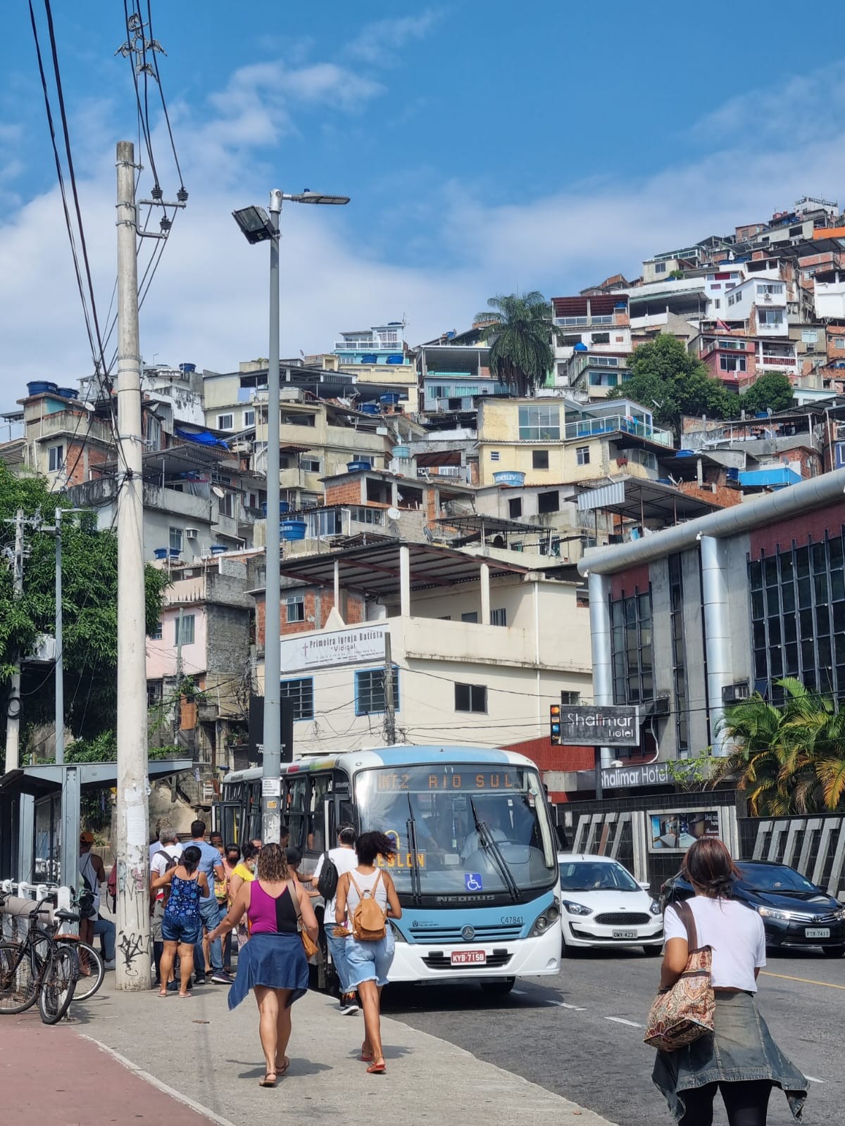 Moradores do Vidigal reclamam da falta de ônibus que passa pela Avenida