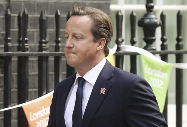 O premiê britânico, David Cameron, chega à residência oficial nesta terça-feira (4) em Londres (Foto: AP)