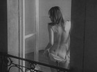 Alessandra Ambrósio dá show de sensualidade em striptease 