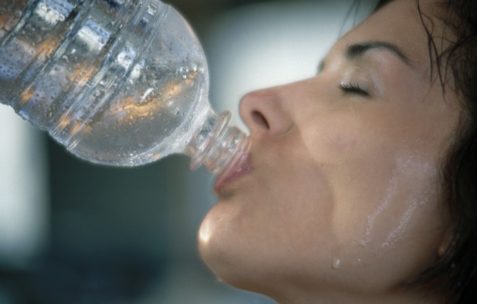 mulher bebendo água eu atleta (Foto: Getty Images)