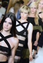 Kendall Jenner desfila com parte dos seios à mostra em Paris