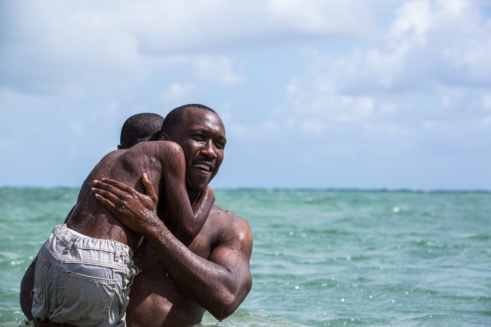 Mahershala Ali e Alex R. Hibbert em cena de 'Moonlight' (Foto: Divulgação)