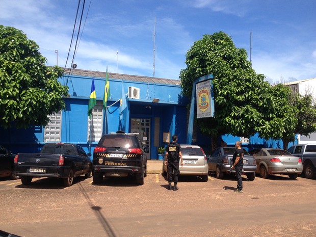 Após ser preso, o vereador foi conduzido até a Delegacia de Polícia Federal, em Guajará-Mirim, e depois transferido para Porto Velho. (Foto: Junior Freitas/G1)