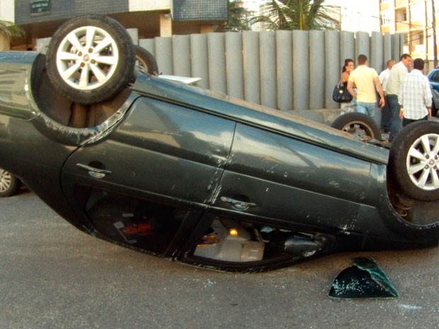 Carro capota da Pituba, em Salvador (Foto: Imagem/TV Bahia)