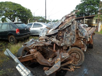 Caminhonete onde estavam as vítimas ficou destruída (Foto: Divulgação/Polícia Rodoviária Estadual)