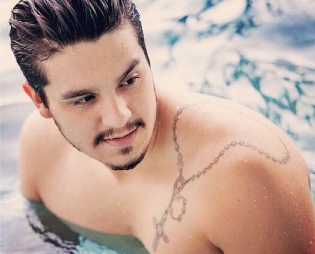 Luan Santana tem duas tatuagens, no ombro e entre tórax e o abdômen (Foto: Arquivo Pessoal)