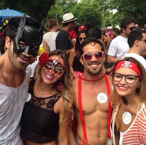 Adriana Sant&#39;anna e Rodrigão curtem bloco de carnaval com amigos (Foto: Instagram / Reprodução)