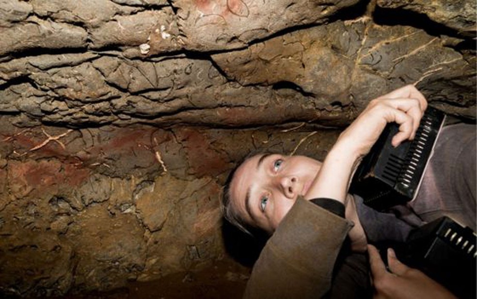Genevieve von Petzinger passa dias inteiros em grutas de difícil acesso, estudando o que seria um misterioso código da Idade da Pedra (Foto: BBC/D. von Petzinger)