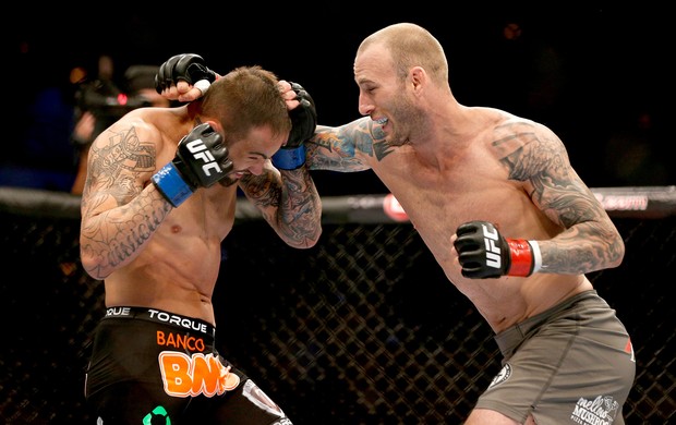 Luke Zachrich luta contra Guilherme Vasconcelos UFC 175 (Foto: Getty Images)