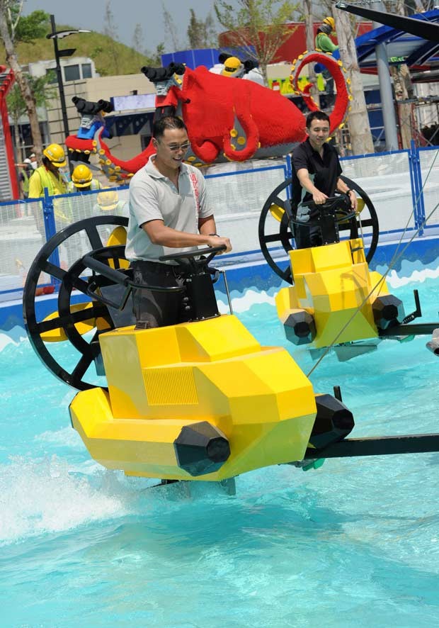 Jornalistas testam brinquedo aquático em exibição da Legolândia Malásia (Foto: Roslan Rahman/AFP)